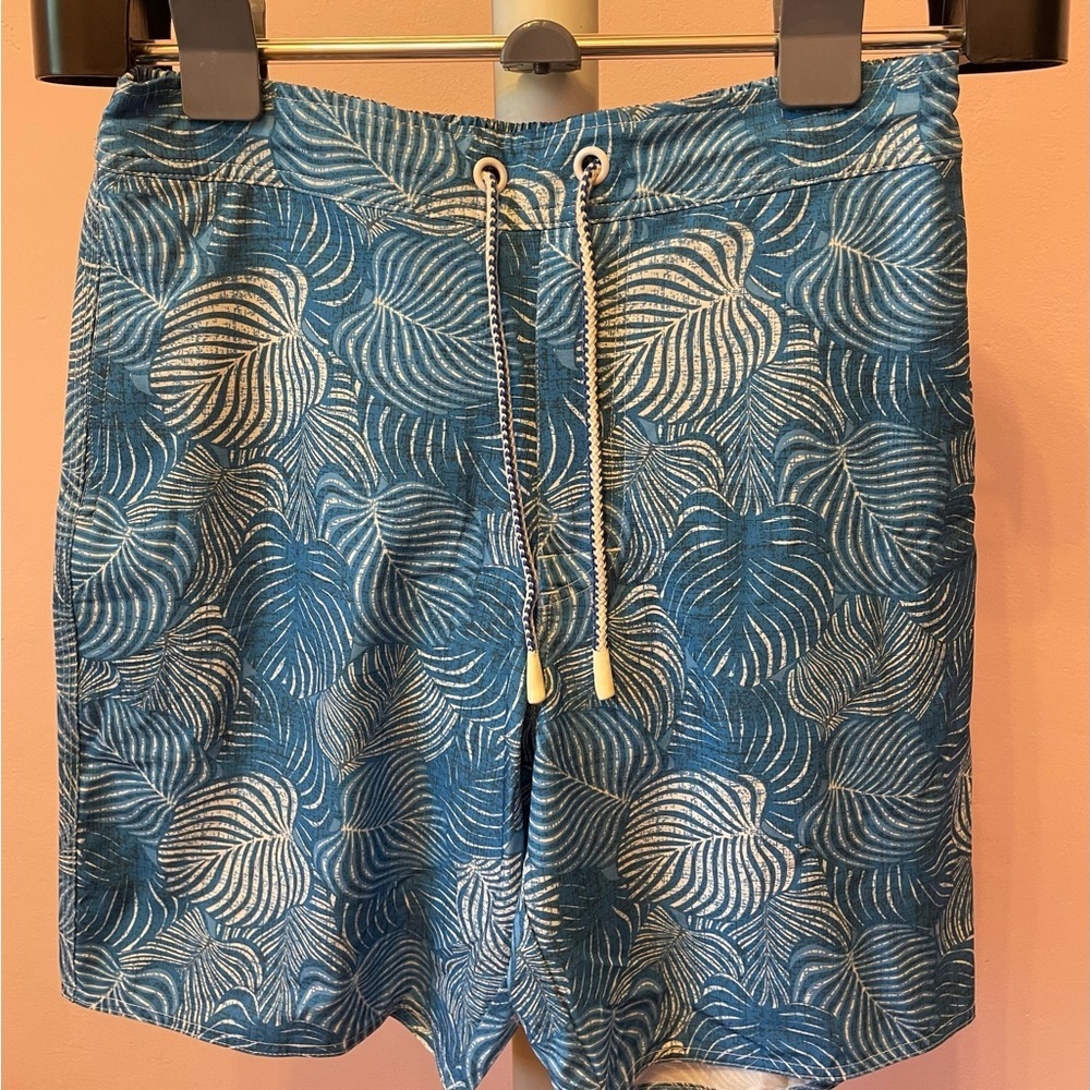 johnnie-O Men’s Blue Leaf Print Swim Trunks Medium